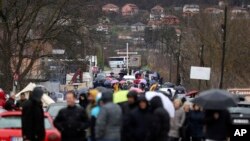 2022年12月11日，科索沃米特罗维察，塞族占主导地位的地区北部，当地塞族人在Rudare村附近封锁道路。
