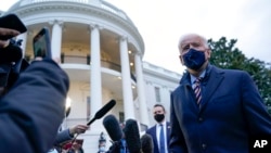 拜登总统离开白宫访问威斯康辛州之前对记者发表讲话。(2021年2月16日)
