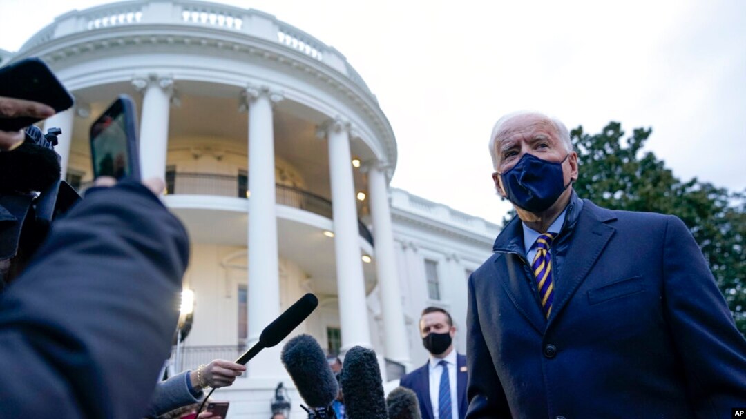 Presiden Joe Biden berbicara kepada para jurnalis di South Lawn Gedung Putih sebelum menaiki helikopter Marine One di Washington, Selasa, 16 Februari 2021. 