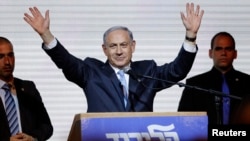 El primer ministro Benjamin Netanyahu saluda a sus seguidores luego de declarar victoria.
