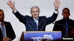 PM Israel Benjamin Netanyahu melambaikan tangannya kepada para pendukungnya di kantor pusat partai Likud di Tel Aviv, 18 Maret 2015 (Foto: REUTERS/Amir Cohen)