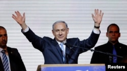 នាយករដ្ឋ​មន្រ្តី​ Netanyahu គ្រវី​ដៃ​ទៅ​កាន់​អ្នក​គាំ​ទ្រ​ នៅ​ឯ​ទីស្នាក់ការ​កណ្តាល​គណបក្ស​របស់​លោក​នៅ​ក្នុង​ទីក្រុង​ Aviv កាល​ពី​ថ្ងៃ​ទី​១៨​ ខែ​មីនា​ ឆ្នាំ​២០១៥។