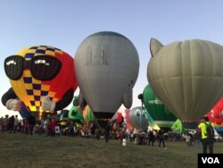 During a sunrise Mass Ascension, hundreds of hot air balloons take off from Balloon Fiesta Park in Albuquerque, N.M., Oct. 12, 2019. (J.Taboh/VOA)