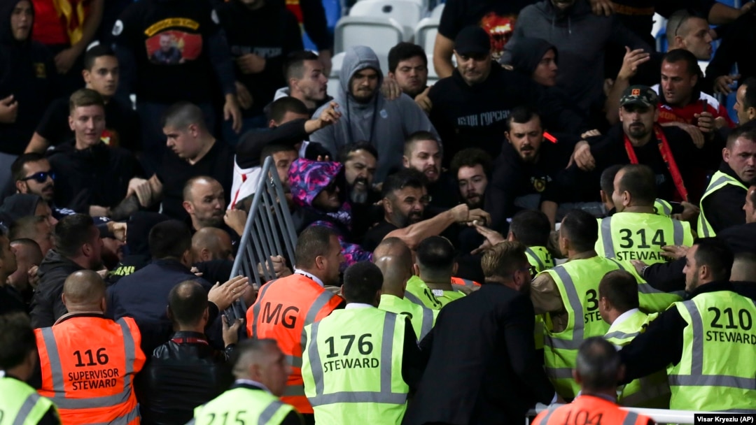 Sukob navijača Crne Gora sa obezbeđenjem tokom utakmice Kosovo - Crna Gora u okviru kvalifikacija za EURO 2020. u Prištini (Foto: AP/Visar Kryeziu) 