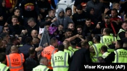 Sukob navijača Crne Gora sa obezbeđenjem tokom utakmice Kosovo - Crna Gora u okviru kvalifikacija za EURO 2020. u Prištini (Foto: AP/Visar Kryeziu) 