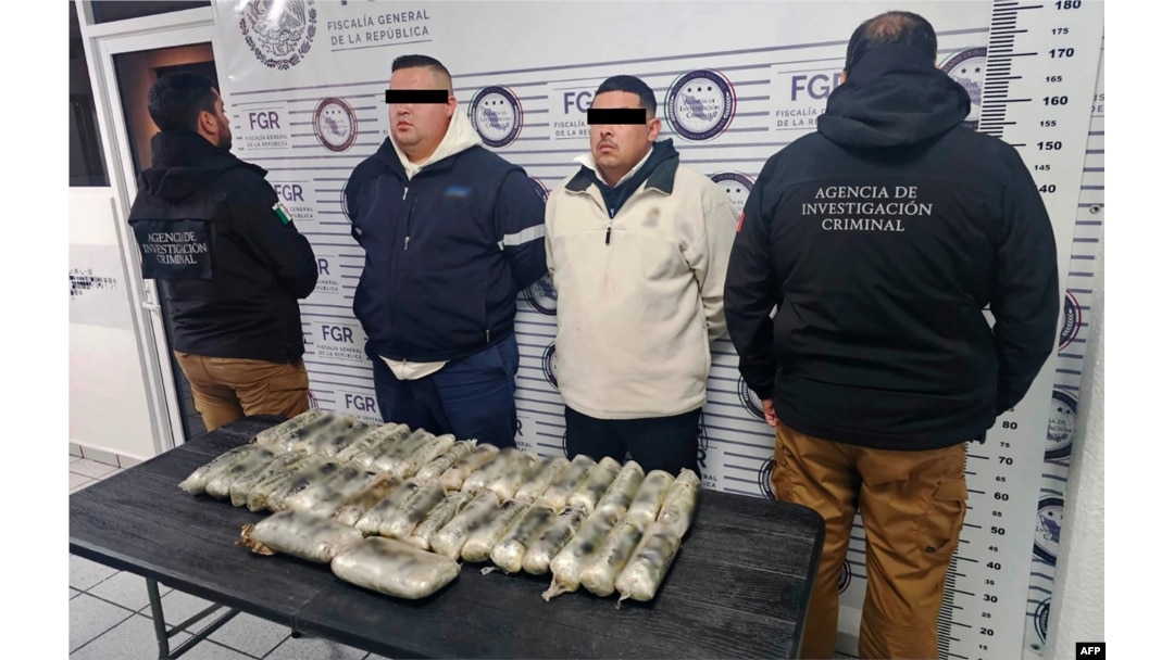 Fotografija koju je 31. januara 2025. objavilo Ministarstvo odbrane Meksika pokazuje dvoje osumnjičenih sa 18 kilograma zaplijenjenog fentanila.