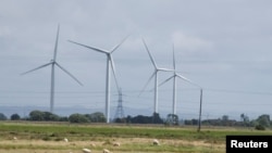 Turbin angin darat di Ladang Angin Little Cheyne Court di Dungeness, Inggris, 10 Juli 2024. (Chris J. Ratcliffe/REUTERS)