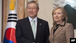 وه‌زیری ده‌ره‌وه‌ی ئه‌مریکا هه‌له‌ری کلنتن ئه‌مڕۆ شه‌ممه‌ گه‌یشته‌ پایته‌ختی کۆریای باشور