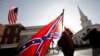 Un manifestante ondea una bandera confederada durante una concentración en la localidad de Lexington, Virginia, el 17 de enero de 2020.