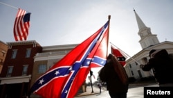 Un manifestante ondea una bandera confederada durante una concentración en la localidad de Lexington, Virginia, el 17 de enero de 2020.