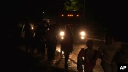 ARCHIVO - En esta imagen de un video, una caravana de migrantes sale de San Pedro Sula, Honduras, la madrugada del sábado 20 de enero de 2024. 