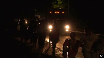 Migrantes arman nueva caravana mientras otro grupo avanza por el