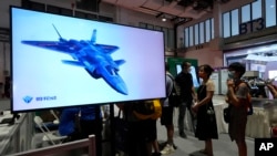 แบบจำลองเครื่องบินรบไอพ่นล่องหน (stealth fighter jet) รุ่นใหม่ของจีน ถูกนำมาแสดงในนิทรรศการเทคโนโลยี World Robot Conference ที่กรุงปักกิ่ง เมื่อเดือนสิงหาคม ปี 2022