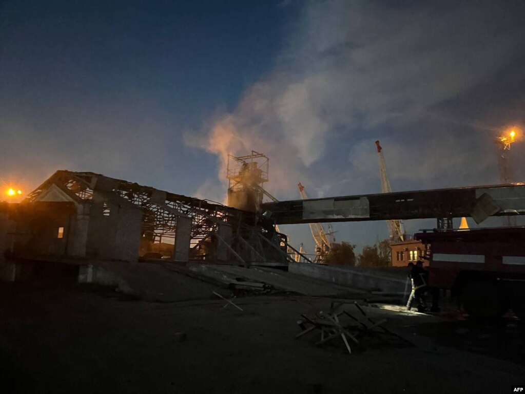 乌克兰南部敖德萨港口设施遭俄罗斯无人机袭击。（2023年8月2日）(photo:VOA)