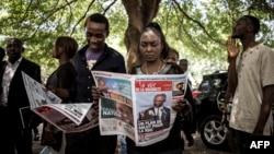 Des Congolais lisent la presse dans la rue à Kinshasa, le 24 novembre 2018.