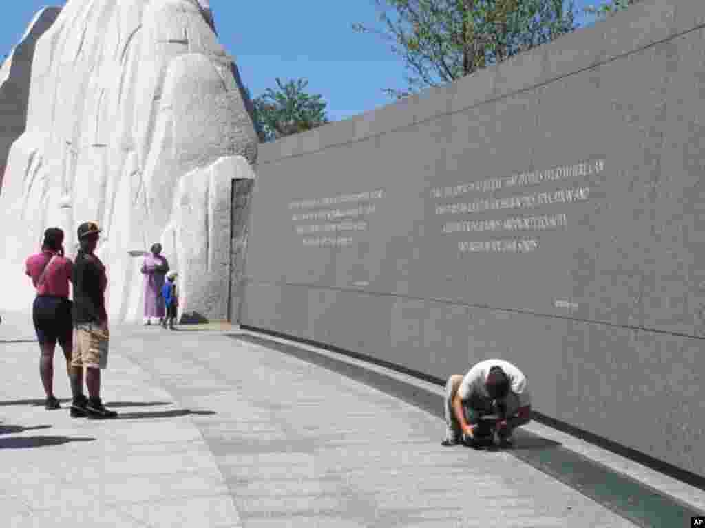 纪念墙上刻有金博士不同时期的语录 (4)