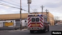 Sebuah ambulans melaju di kota saat wabah virus corona (COVID-19) di Brooklyn, New York, 4 April 2020. (Foto: Reuters)