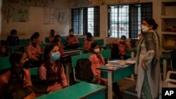 স্কুল খোলার প্রথম দিনে ভারতের নয়াদিল্লীর নদীয়ার একটি স্কুলের ক্লাসরুম। স্পেতেম্বর ১, ২০২১- এপি 