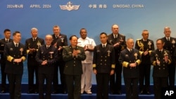 参与西太平洋海军论坛的各国军方代表合影。前排中间鼓掌者为中共中央军委副主席张又侠。（美联社） 