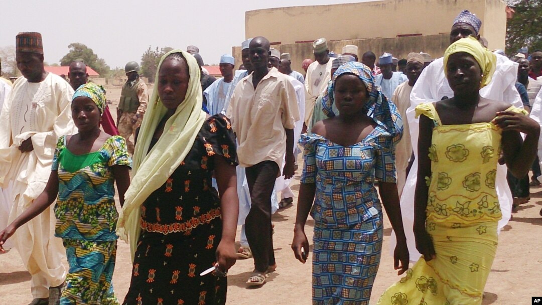 Empat orang siswa perempuan yang diculik di Chibok, kembali berkumpul dengan keluarganya (21/4). Para orang tua murid mengatakan sejumlah 234 anak perempuan masih belum ditemukan, jumlah yang lebih banyak dibandingkan angka yang diumumkan oleh pemerintah setempat.