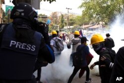 Protes pemerintah anti-militer sedang dibubarkan dengan gas air mata oleh pasukan keamanan di kotapraja Sanchaung di Yangon, Myanmar pada 3 Maret 2021. (Foto: AP)