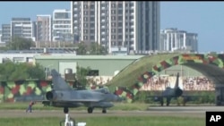 En esta imagen tomada de un video, un avión de combate Mirage-2000 de fabricación francesa de la fuerza aérea taiwanesa se prepara para despegar desde la base aérea de Hsinchu en Taiwán, el lunes 14 de noviembre de 2024. AP