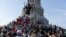 Des manifestants anti-gouvernementaux se rassemblent devant le monument Maximo Gomez à La Havane, Cuba, dimanche 11 juillet 2021. 