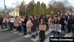 Studenti Poljoprivrednog fakulteta u Zemunu odali su danas počast stradalima u nesreći u Novom Sadi i blokirali saobraćaj