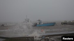 Des bateaux ancrés au port sont ballottés pas l’ouragan Maria à la Guadeloupe, France, 18 septembre 2017.