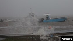 Los vientos del huracán María estremecen la isla francesa de Guadalupe.