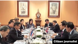 ຄະນະຜູ້ແທນ ຂອງທາງການລາວ ນຳໂດຍລັດຖະມົນຕີວ່າການຕ່າງປະເທດ ທ່ານ ສະເຫຼີມໄຊ ກົມມະສິດ ພົບປະກັບ ຄະນະຜູ້ແທນ ຂອງທາງການໄທ ນຳໂດຍ ທ່ານດອນ ປຣະມັດວິໄນ ລັດຖະມົນຕີວ່າການຕ່າງປະເທດຂອງໄທ.