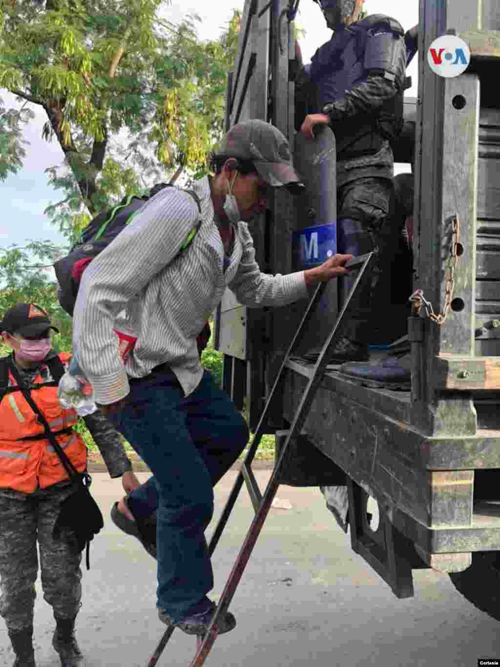 Algunos migrantes, ante la complicada situaci&#243;n, deciden regresar a sus pa&#237;ses de manera voluntaria. [Foto Cortes&#237;a Armando Lamadrid]