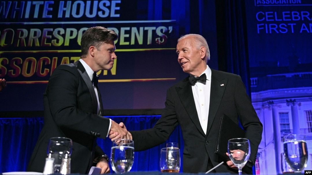 Predsjednik Joe Biden pozdravlja se sa komičarem Colinom Jostom na večeri za dopisnike iz Bijele kuće u Washingtonu, 27. aprila 2024. (Foto: AFP/Brendan SMIALOWSKI)