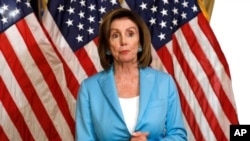 La presidente de la Cámara de Representantes, Nancy Pelosi, reacciona luego de la firma de la Ley Presupuestaria Bipartidista, en Washington, Agosto 1, 2019.