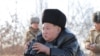 Pemimpin Korea Utara Kim Jong Un mengawasi uji coba peluncuran rudal di atas laut lepas pantai barat semenanjung Korea, 26 Februari 2025. (Foto: KCNA via Reuters)