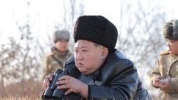 Pemimpin Korea Utara Kim Jong Un mengawasi uji coba peluncuran rudal di atas laut lepas pantai barat semenanjung Korea, 26 Februari 2025. (Foto: KCNA via Reuters)