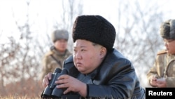 Pemimpin Korea Utara Kim Jong Un mengawasi uji coba peluncuran rudal di atas laut lepas pantai barat semenanjung Korea, 26 Februari 2025. (Foto: KCNA via Reuters)