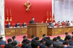북한 김정은 국무위원장이 15일 평양에서 열린 노동당 중앙위원회 제8기 제3차 전원회의에서 발언하고 있다.