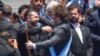 Президент Аргентини подарував президенту України ханукію під час інавгурації. Відео