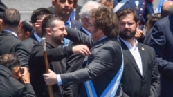 Президент Аргентини подарував президенту України ханукію під час інавгурації. Відео