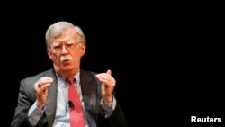 Mantan penasihat keamanan nasional AS, John Bolton, saat memberi kuliah umum di Universitas Duke di Durham, North Carolina, 17 Februari 2020. (Foto: Reuters)