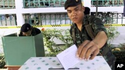 Một người lính Thái Lan bỏ phiếu bầu tại Bangkok trong trong cuộc tổng tuyển cử hồi tháng 2/2014. Chính quyền quân nhân Thái Lan tiếp tục trì hoãn cuộc bầu cử đến tháng 3.