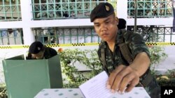 Seoramg tentara memasukkan surat suaranya ke dalam kotak suara di Bangkok, Thailand, 2 Februari 2014. (Foto: dok). 