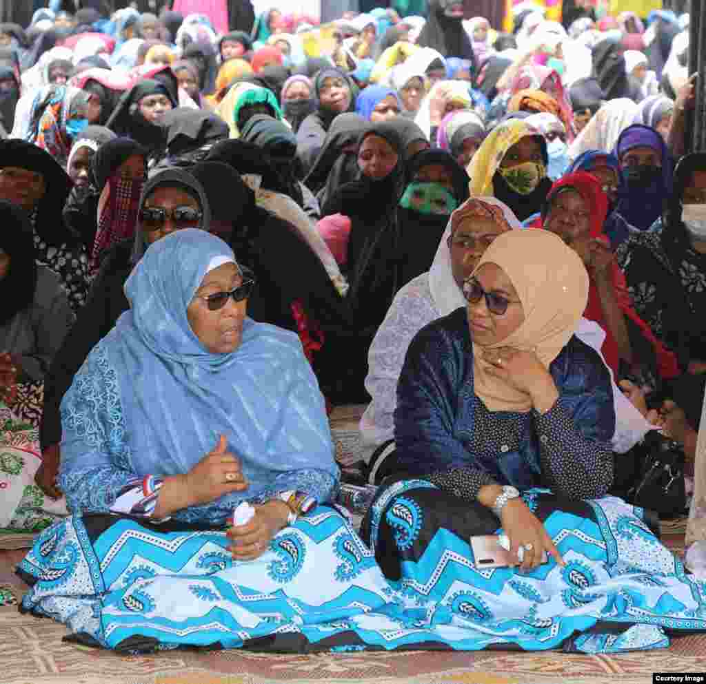 Makamu wa Rais Samia akijumuika na wananchi wa Zanzibar katika sala ya kuuaga mwili wa &nbsp;Maalim Seif.