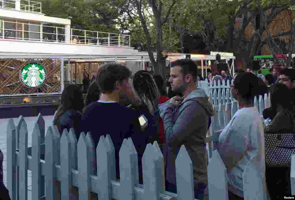 JEUDI. Le premier Starbucks d'Afrique sub-saharienne très attendu par des centaines de clients. La chaîne américaine Starbucks a ouvert son premier café à Johannesburg où des centaines de clients attendaient cet événement avec impatience. Des centaines de clients, essentiellement des jeunes, ont fait la queue jeudi à Johannesburg pour l'ouverture du premier café Starbucks d'Afrique sub-saharienne. LIRE L'ARTICLE ICI. 