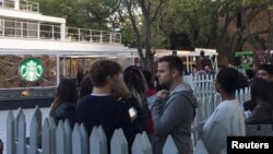 Des clients font la queue à l'extérieur du premier Starbucks en Afrique du Sud, à Johannesburg, le 21 avril 2016.