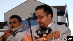 เศรษฐกิจหดตัวในอเมริกากระทบต่อรายได้ของนักดนตรีพื้นเมืองเม็กซิกันมารียาชี่ในนครลอสเองเจลลีส