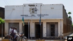 Des hommes passent dans la ville administrative de Kasese, en Ouganda, le 28 novembre 2016.