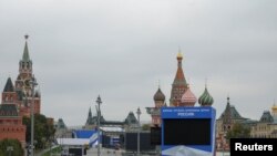 Установка новых пропагандистских баннеров в районе Красной площади в Москве. 