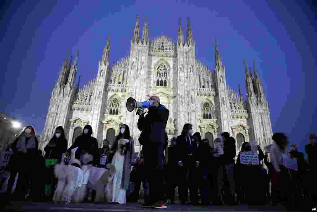 이탈리아 밀라노 대성당 앞에서 상점 주인과 종업원들이 정부의 신종 코로나바이러스 방역 강화 조치에 항의하고 있다.